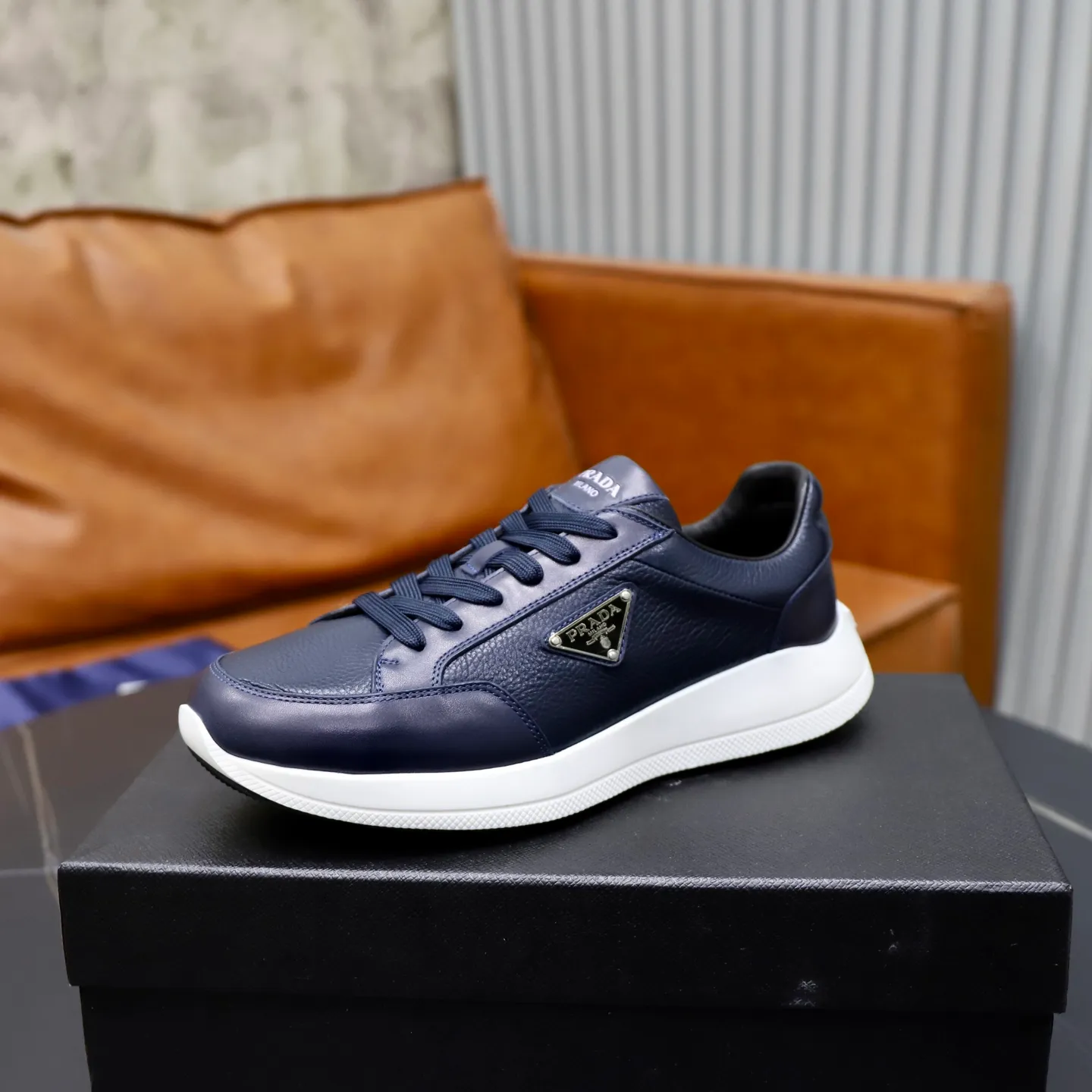 Factory price: 740💰Top original order Brand: PRADA (Prada) Standard code: Men's size 38/44 (45 can be customized) Grade: Same as the official website Material: Original cowhide stitching imported cowhide lining Original combination two-color wear-resistant soft outsole Style category: Leisure and sports version Young fashion European and American trend British style Color: Real picture color